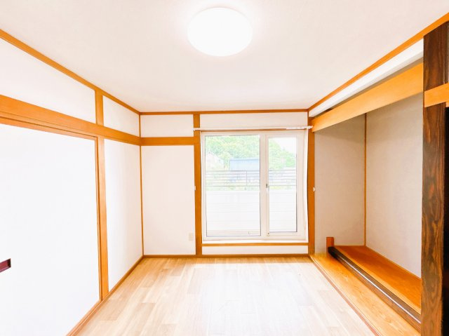 北見市川東３４０番地３１　中古売家の洋室|【リフォーム済】２階北側洋室別アングルです。窓からは明るい光が差し込んできます。