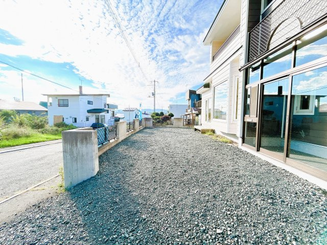 【庭】 | 北見市川東３４０番地３１　中古売家 | 【リフォーム済】庭です。こちらは整地をしました。解放感があり、ご家族でバーベキューも出来ます。休みの日に一家団欒出来るのは魅力的ですね。