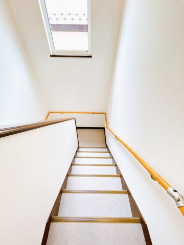 【その他共用部分】 | 北見市川東３４０番地３１　中古売家 | 【リフォーム済】階段です。こちらはクリーニングとクロス張替えを致しました。
