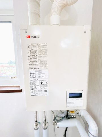 【発電・温水設備】 | 北見市川東３４０番地３１　中古売家 | 【リフォーム済】ボイラーです。こちらは新品交換致しました。中古住宅特有の設備の劣化の心配もございません。