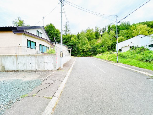 【前面道路含む現地写真】 | 北見市川東３４０番地３１　中古売家 | 【前面道路】幅員約8ｍの道路に接道しております。