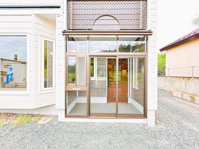 【玄関】 | 北見市川東３４０番地３１　中古売家 | 【リフォーム済】玄関です。風除室があると、お家の断熱性が上がります。