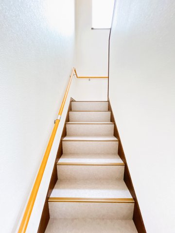 【その他共用部分】 | 北見市川東３４０番地３１　中古売家 | 【リフォーム済】こちら1階からの階段です。クリーニング、クロス張替えを致しました。