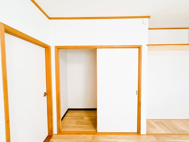 北見市川東３４０番地３１　中古売家の収納|【リフォーム済】1階西側洋室収納です。押し入れの建具はクロスの貼替を行いました。