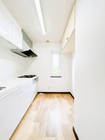 【キッチン】 | 北見市川東３４０番地３１　中古売家 | 【リフォーム済】キッチン別アングルです。】新品のキッチンには収納も豊富についております。