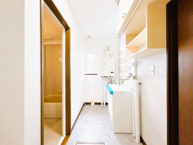 【洗面所】 | 北見市川東３４０番地３１　中古売家 | 【リフォーム済】洗面所別アングルです。便利なシャワーヘッドに加え、充実の収納スペース。整髪料などの小物も取り出しやすく散らかりません。