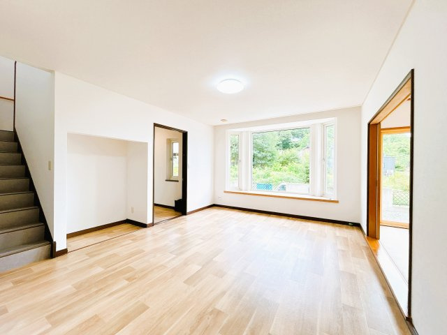 【居間・リビング】 | 北見市川東３４０番地３１　中古売家 | 【リフォーム済】床はクッションフロアに張り替えました。大きな窓がついているので明るく過ごしやすい空間になりますね。