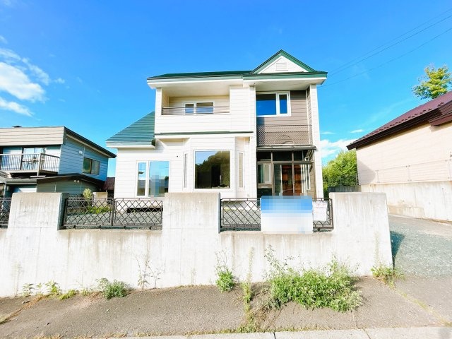 北見市川東３４０番地３１　中古売家の外観|【リフォーム済】外観写真別アングルです。ツートンカラーに塗装をして、かなり印象が良くなりました。