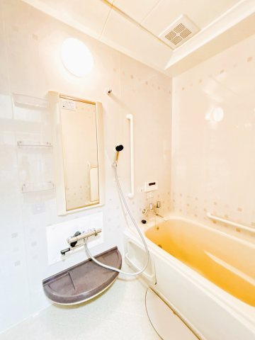 【浴室】 | 北見市川東３４０番地３１　中古売家 | 【リフォーム済】浴室です。こちらは交換せず、クリーニングを致しました。一坪サイズの広々した浴槽は足を伸ばしてゆったり半身浴が楽しめます。