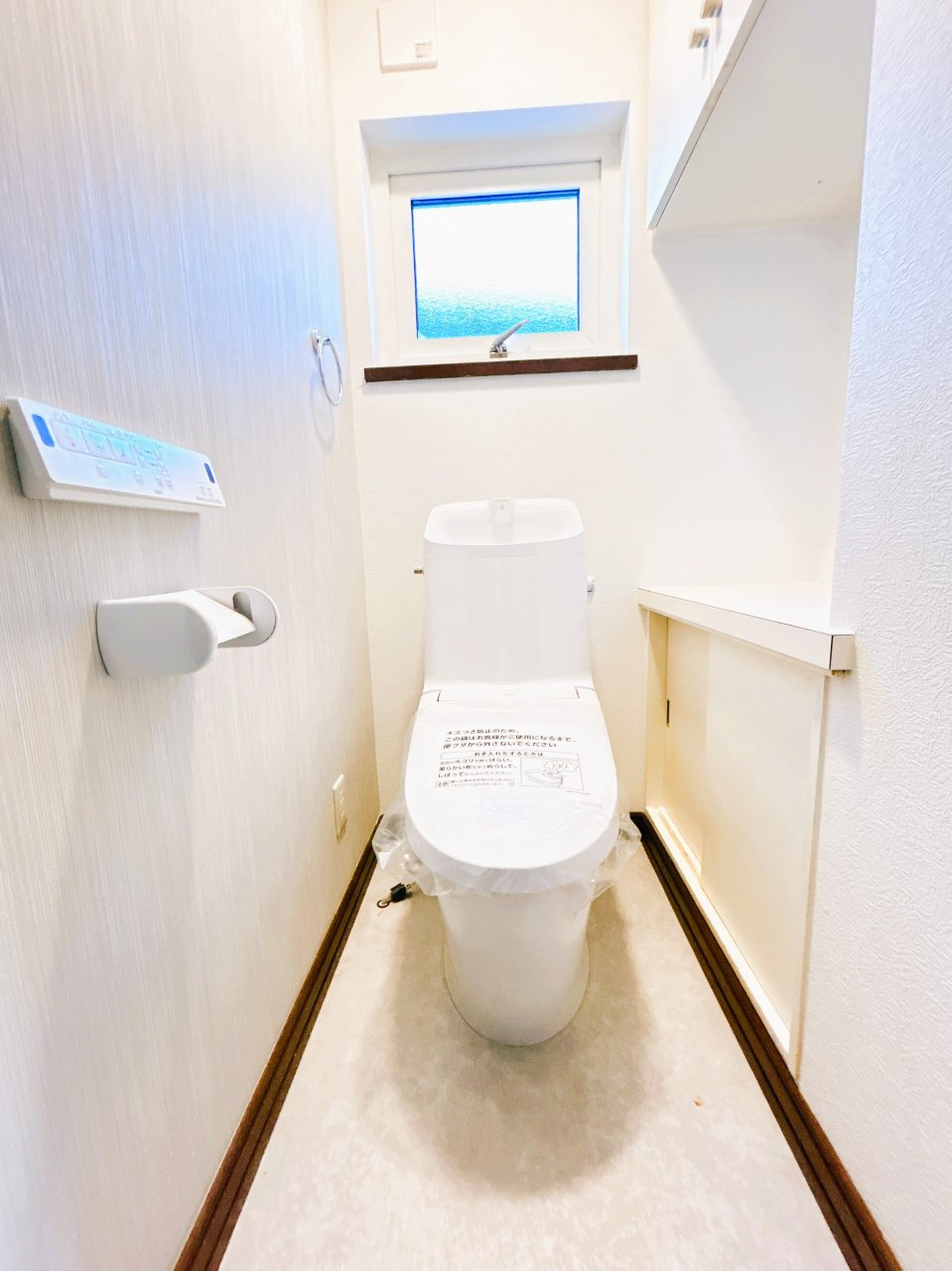 北見市川東３４０番地３１　中古売家のトイレ|【リフォーム済】トイレは新品交換しました。キズや汚れが付きにくい加工が施してあるのでお手入れが簡単です。直接肌に触れるトイレは新品が嬉しいですよね。