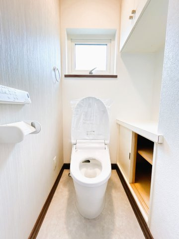 【トイレ】 | 北見市川東３４０番地３１　中古売家 | 【リフォーム済】トイレは新品交換しました。キズや汚れが付きにくい加工が施してあるのでお手入れが簡単です。直接肌に触れるトイレは新品が嬉しいですよね。