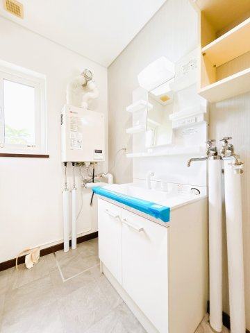 【独立洗面台】 | 北見市川東３４０番地３１　中古売家 | 【リフォーム済】洗面化粧台は新品に交換致しました。新しい洗面化粧台で朝の支度がフレッシュな気持ちで出来ますね。