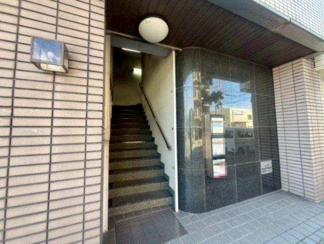 エムワイビルのエントランス