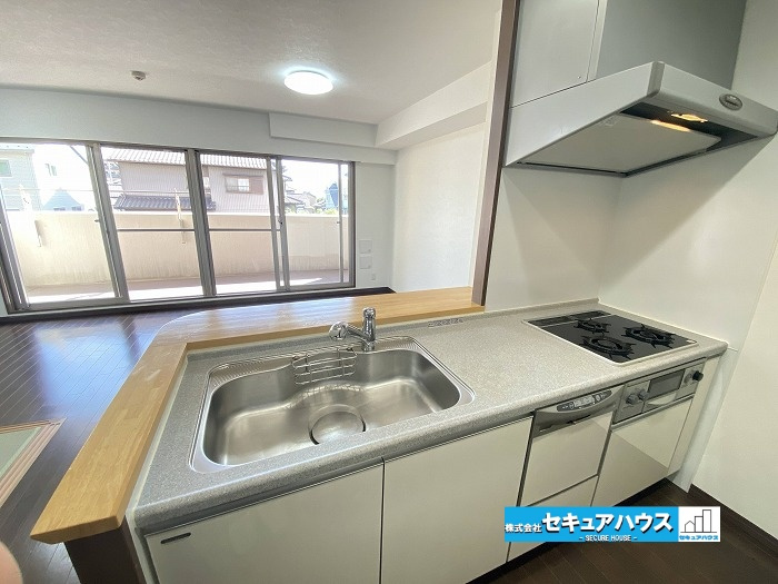 サンクレイドル東海グランデの独立洗面台|【独立洗面台】
鏡の裏に収納できるため化粧水や歯ブラシなど見えない収納可能です♪