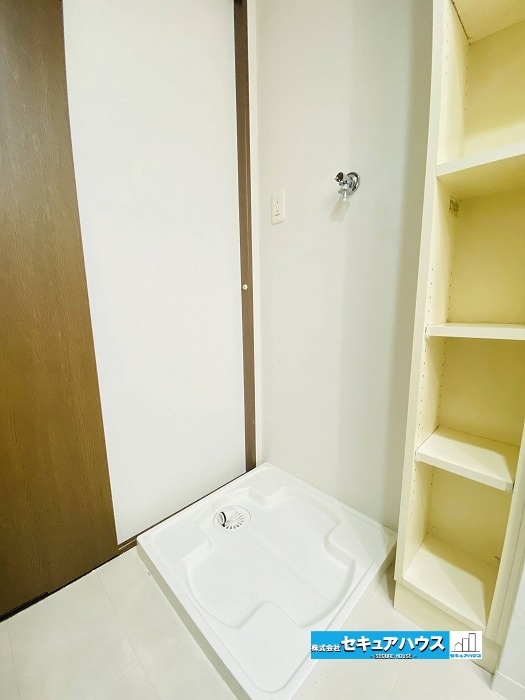 サンクレイドル東海グランデのトイレ|【高機能トイレ】
高機能トイレの多くは便器のフタの開閉が自動であり、使用後に手動で水を流す面倒もなく非常に便利です。スタイリッシュな見た目で、お掃除しやすく、節水効果が高いです。