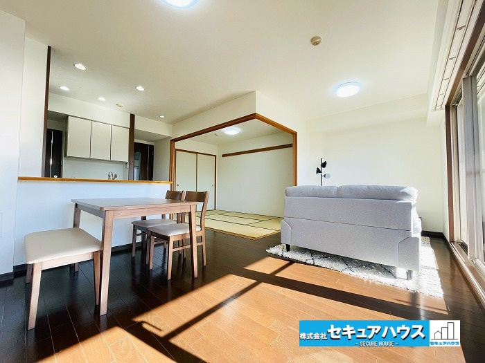 サンクレイドル東海グランデの収納|【玄関収納】
玄関スペースには収納が豊富です♪沢山の靴をしまうことができます。