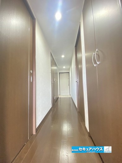 サンクレイドル東海グランデの居間・リビング|【約15.3帖のLDK】
大きな窓からは沢山の採光を取り入れ明るいリビングになっております。
