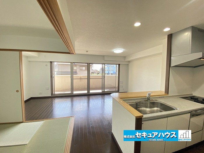 サンクレイドル東海グランデの和室|【約5.5帖の和室】
収納付きの和室です。キッチンから和室の様子を見ることができます。お子様の遊んでいる様子や、テレビの配置によっては和室から見ることもできます。