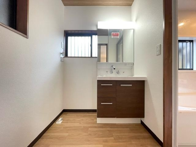 高知市一宮中町　中古戸建ての洗面所