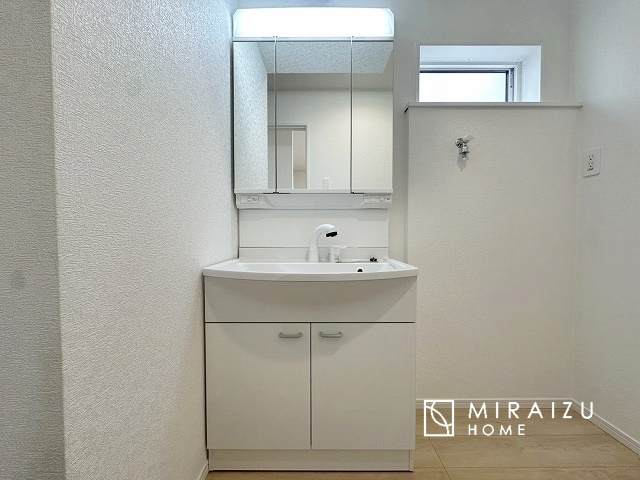 【独立洗面台】 | お子さんとわいわいと楽しいバスタイムもよし、一人でゆったりと入るのもよし、浴室換気乾燥機付きのユニットバス。お洗濯物を干せるだけでなく、カビ防止にもなります。