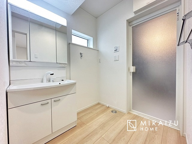 【独立洗面台】 | 洗濯機置き場、脱衣スペースもしっかりと確保されている洗面室。
水回りが集結した間取りなので、お料理やお洗濯物、お掃除の同時進行も可能です。