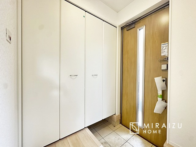 【玄関】 | 永く住むからこそシンプルで飽きのこないデザインに。ただいま、おかえりの温かな声が聞こえる玄関。