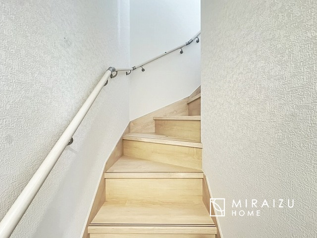 【内装】 | 安全性に配慮した手すり、清潔感や明るい陽光を取り入れてくれる窓がある階段。LED照明付きでお財布にもやさしいつくり。