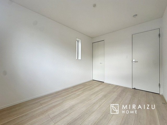 【洋室】 | 暮らしやすさを考えたプランで快適な現地ロケーションを実現。安らぎに満たされる、ゆとりのある日々を過ごせます♪