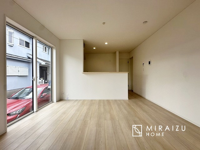 【居間・リビング】 | お子さんが宿題をしたり、ちょっとした作業もできる、家族みんながそれぞれの時間を過ごせるリビングです。