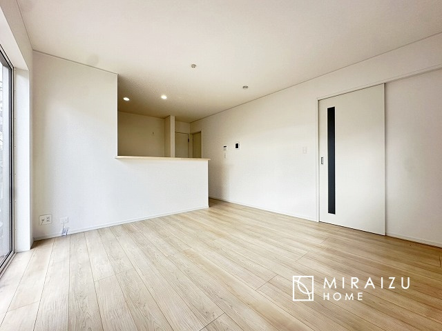 【居間・リビング】 | 食事を取るスペースもリラックスしてくつろげるスペースもお子さんが勉強するスペースも兼ね備えたリビングダイニング。