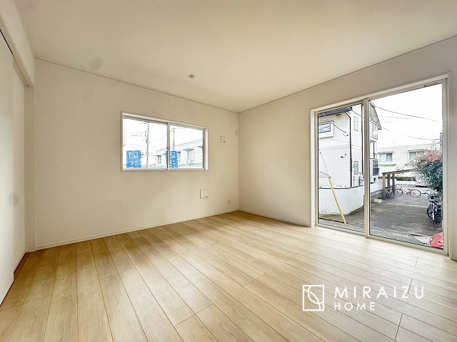 【居間・リビング】 | 窓が多いと温かな太陽の光と心地いい風が室内へと入ります。家族が集まるリビングは明るく過ごしやすいつくりです。窓が多いお家は住みやすい証です。