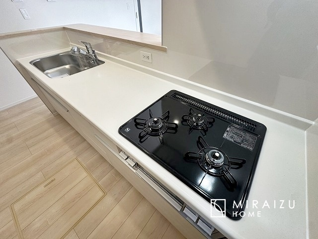 【キッチン】 | 収納に様々な工夫がされていて出しやすく片付けやすい、散らかりにくいキッチンになっています！人工大理石の天板や深型シンクなど、デザイン性と機能性を兼ね備えているので見せたいキッチンになっています。