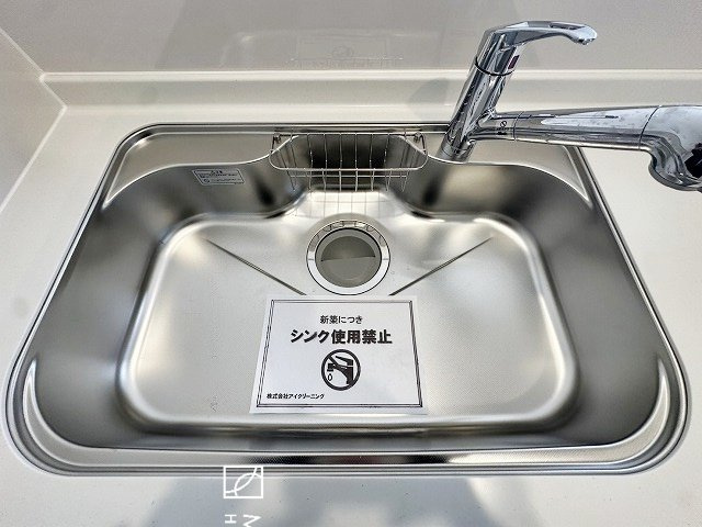 【キッチン】 | 広々としたキッチンは大きな深型シンク、3口コンロ、換気扇、大きなお鍋から小物まで取り出しやすさを考えられた引き出し収納の付いたシステムキッチンです。