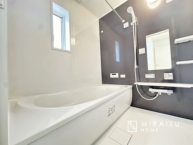 【浴室】 | 収納力と機能性を備えたシステムキッチン。圧力鍋や大きなフライパンなどの調理器具から調味料など幅広く収納し、お料理のしやすいつくりになっています。