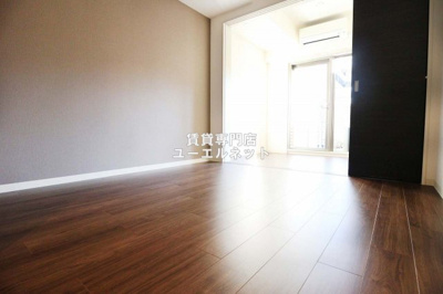 【居間・リビング】 | ファーストフィオーレ江坂垂水町 | ゆったりとくつろげる、落ち着きのある居室空間です