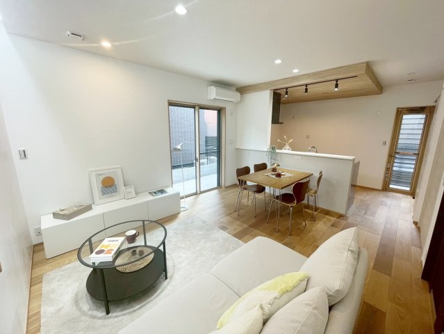 紫野上柏野町の居間・リビング