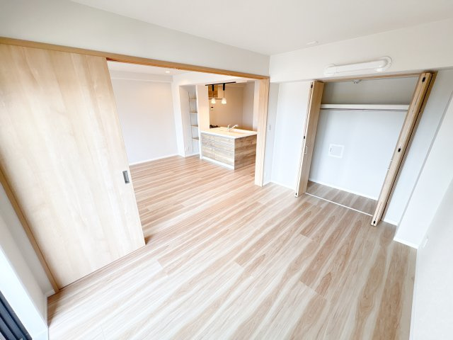 フローレスタ学園前の居間・リビング