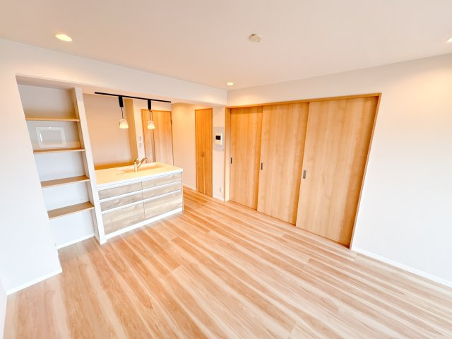 フローレスタ学園前の居間・リビング