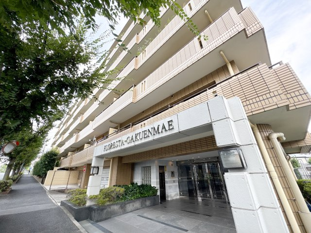 フローレスタ学園前の外観