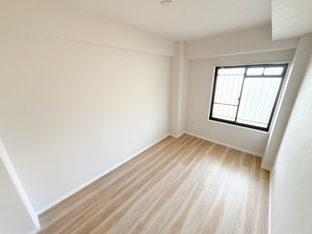 フローレスタ学園前の洋室