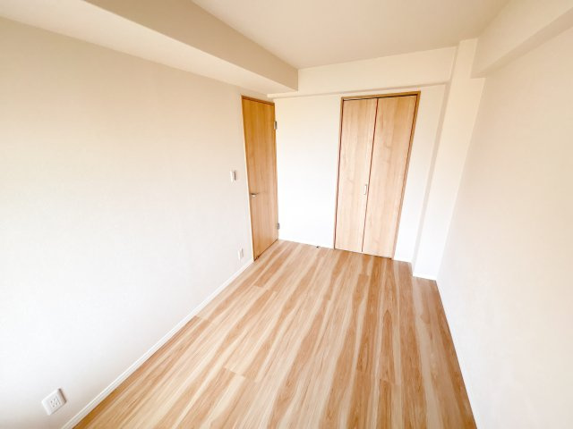 フローレスタ学園前の洋室