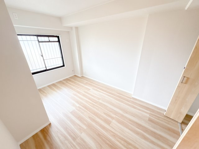 フローレスタ学園前の洋室