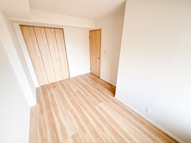 フローレスタ学園前の洋室