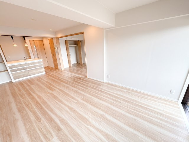 フローレスタ学園前の居間・リビング