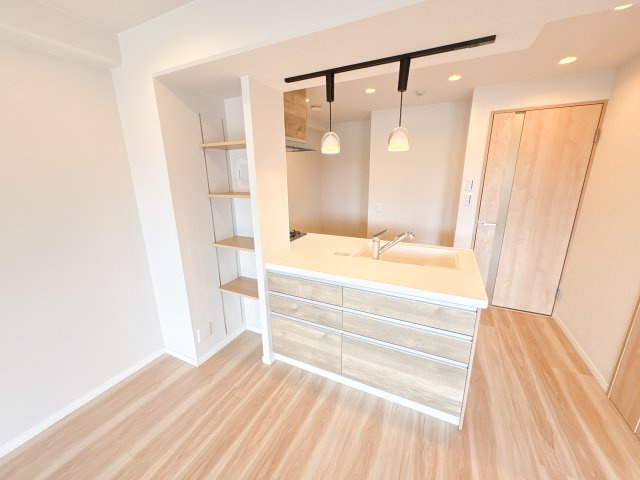 フローレスタ学園前の居間・リビング