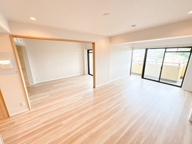 フローレスタ学園前の居間・リビング