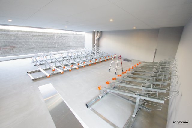 プレサンス難波クチュール　仲介手数料無料の駐車場