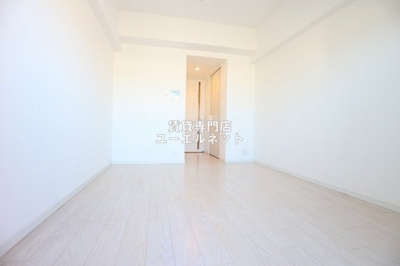 【寝室】 | S-RESIDENCE江坂Alegria | 明るく開放感のある居室で、自分だけのくつろぎ空間を。