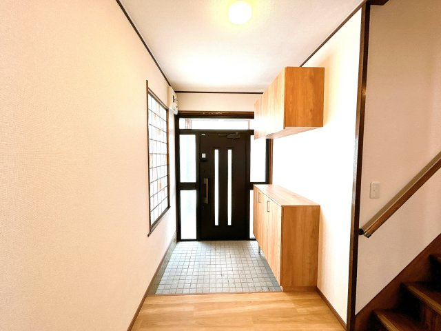【玄関】 | 網走市駒場南１丁目４番２８号　中古売家 | 【リフォーム済】玄関内部はクロスを張り替えて照明を新品交換しました。またシューズボックスを新設いたしました。
