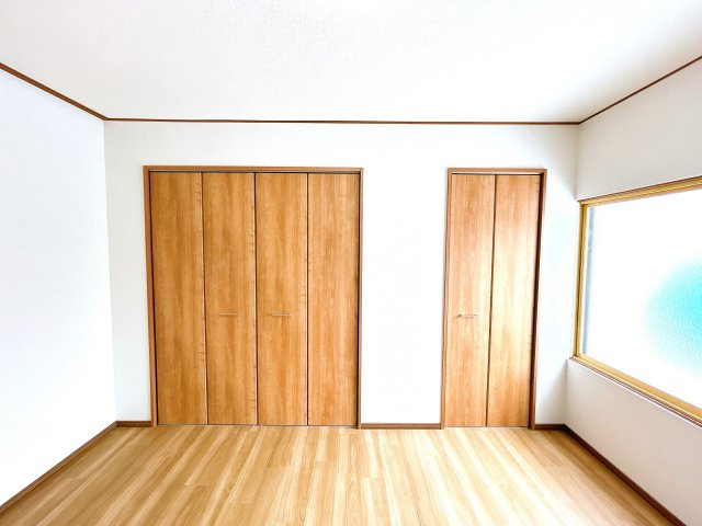 【収納】 | 網走市駒場南１丁目４番２８号　中古売家 | 【リフォーム済】1階リビング横6帖洋室の収納は和室からの変更に伴いクローゼットにいたしました。収納が豊富で荷物が多い時も安心です。